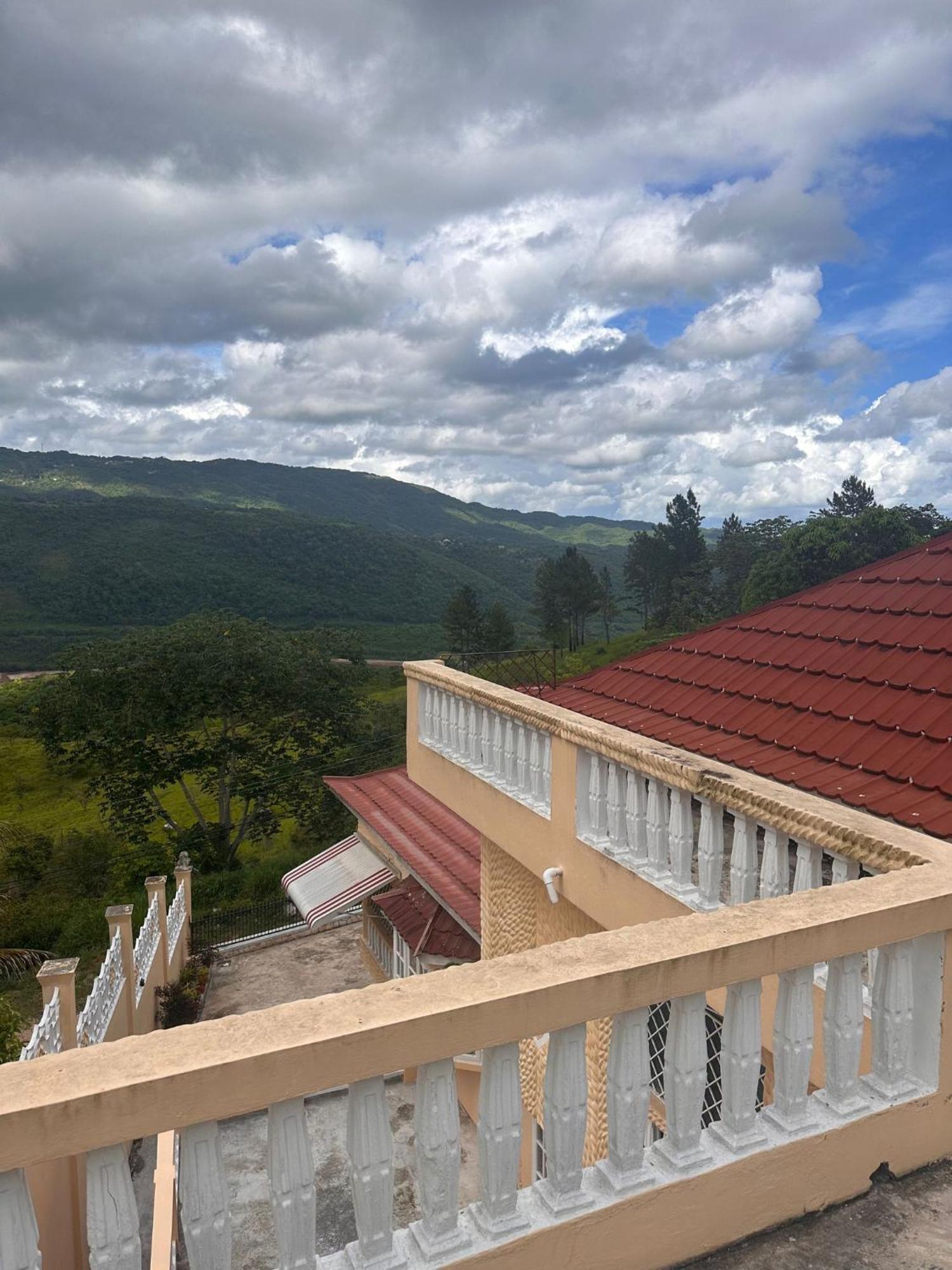 מנדוויל Lion'S View Bed & Breakfast מראה חיצוני תמונה